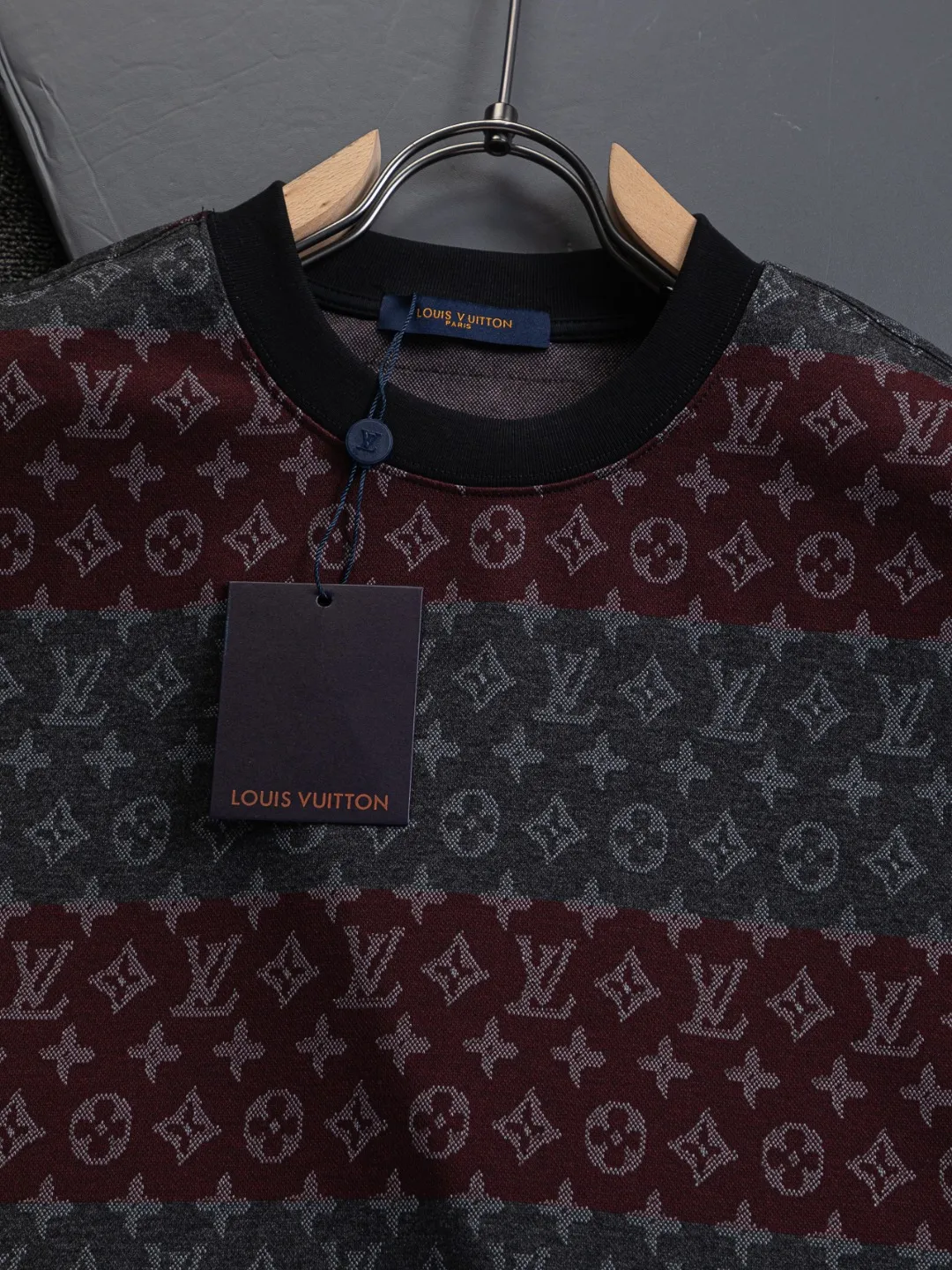 🅿️200 Louis Vuitton 1V LV lv slightly wide version S-XL LV 26ss new products are available at counters simultaneously. Multiple craftsmanship. Contrast color jacquard large stripes all over the body 🪡 embroidery. Round neck short-sleeved T-shirt, same style for men and women! Consigned to one-to-one creation. Synchronized with the official website, pure cotton fabrics at the counter! It is close to the skin and comfortable, durable and easy to wear. It has a classic and simple logo design and meticulous original craftsmanship. Short-sleeves, a must-have item for men, do not appear to be the same for the general public, but must be unique and eye-catching. This LV short-sleeve is all about quality, comfort, the same shape and fashion as always, including fabrics and cutting techniques. All of them have been made with great effort! 320 grams of washed pure cotton fabric, pure cotton is breathable, very refreshing and comfortable for daily wear. The rib knitting on the neckline is smooth and tight, and the neckline will not be skewed if you toss it at will. The loose version, you will find that it looks really good on the upper body. The overall is minimalist and neat, super versatile for daily use! Pair it casually with a pair of pants for a youthful look. A T-shirt will make your outfit crazy. It is a fashionable item that can never go wrong! Color: Green Burgundy Size: S-XL Size chart: S: Shoulder width 50-Bust 56-Length 70 M: Shoulder width 52-Bust 57-Length 72 L: Shoulder width 54-Bust 59-Length 74 XL: Shoulder width 56-Bust 62-Length 76